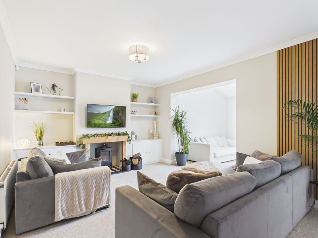 Property photo 2 of 15 Living Room - Warbeck Close - Ewemove