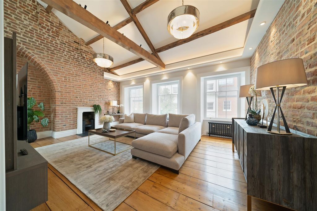 Property photo 1 of 17 Lou.Jpg