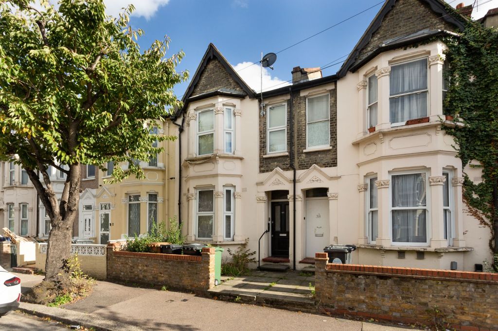 Property photo 1 of 14 40B Goodall Road, Wanstead, London E11 4Ep