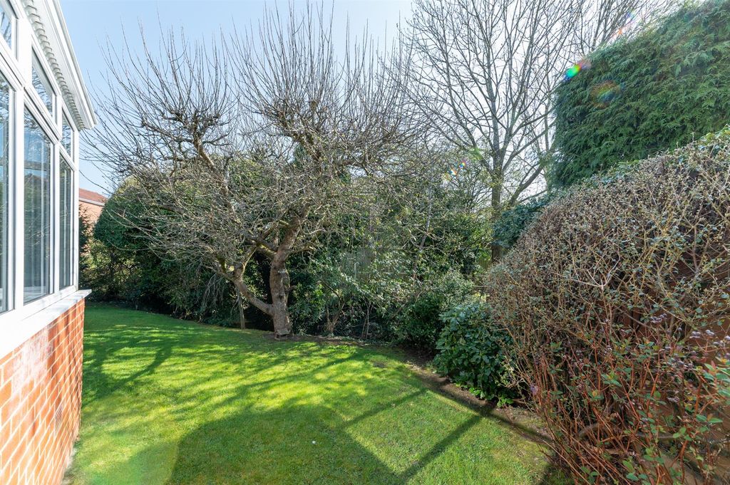Property photo 3 of 27 Side Garden