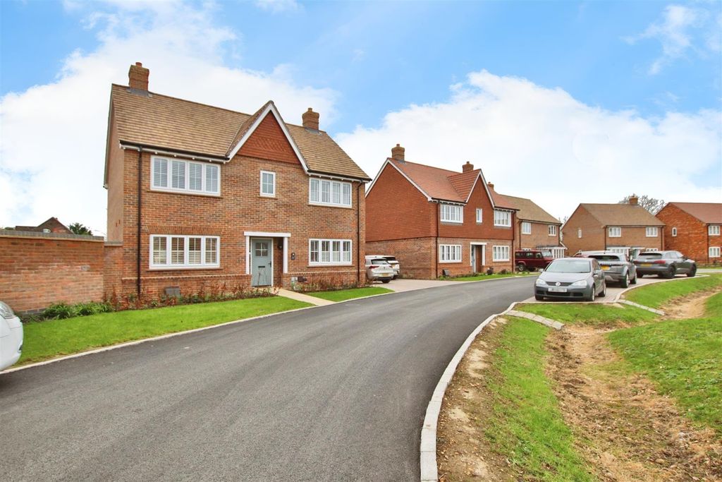 Property photo 1 of 13 4 Bedroom Detached Family Home Available To Let