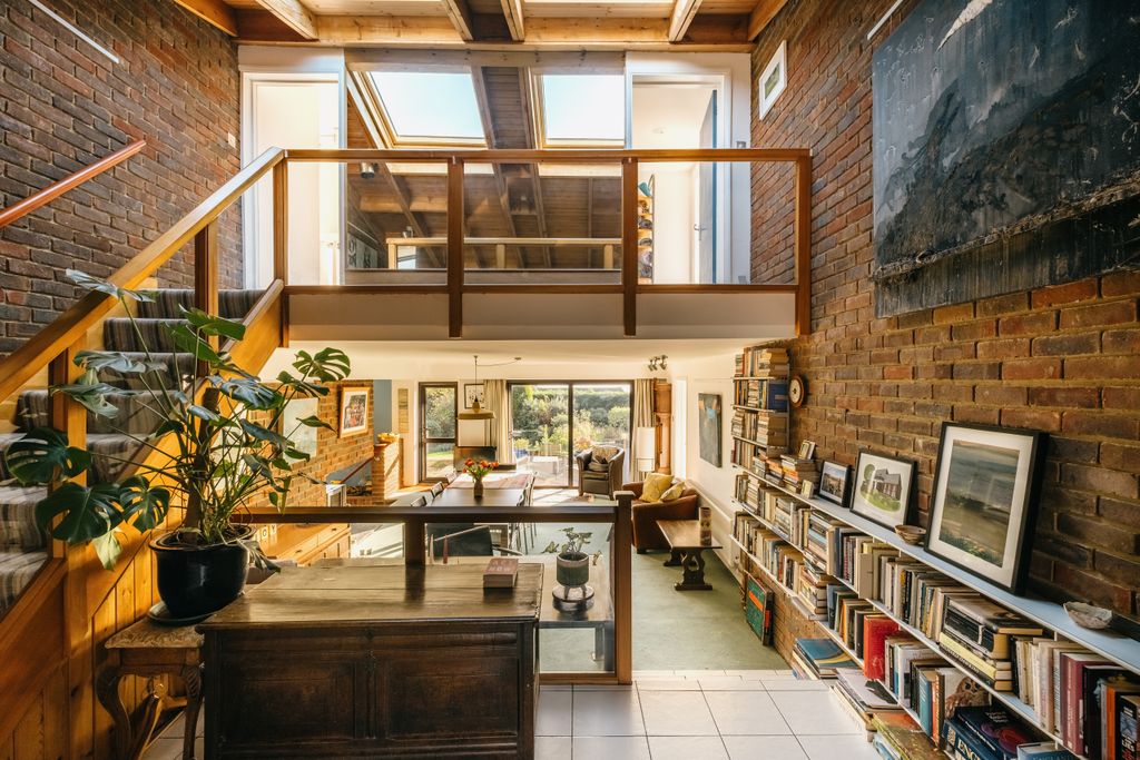 Property photo 1 of 36 Croft-Hastings-Amherst-Gardens-Interior-10