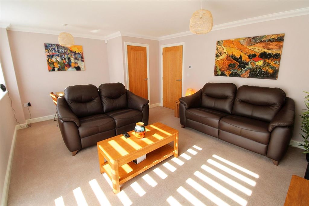 Property photo 3 of 18 Lounge