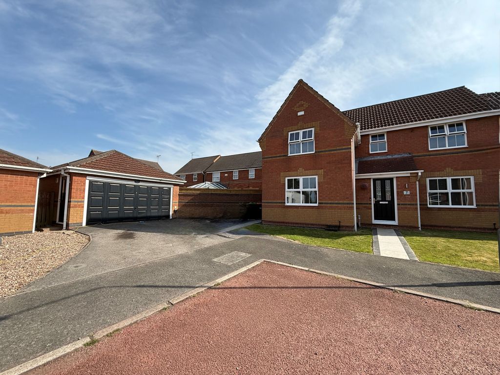 Property photo 1 of 29 7 Welford Close Front