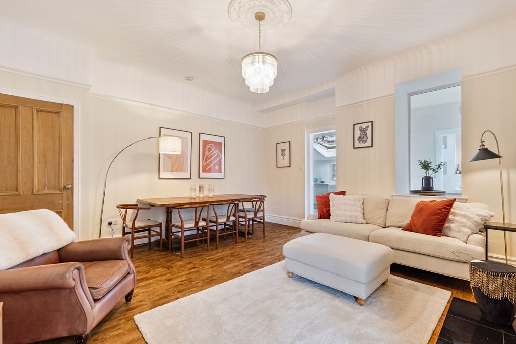 Property photo 2 of 24 Lounge