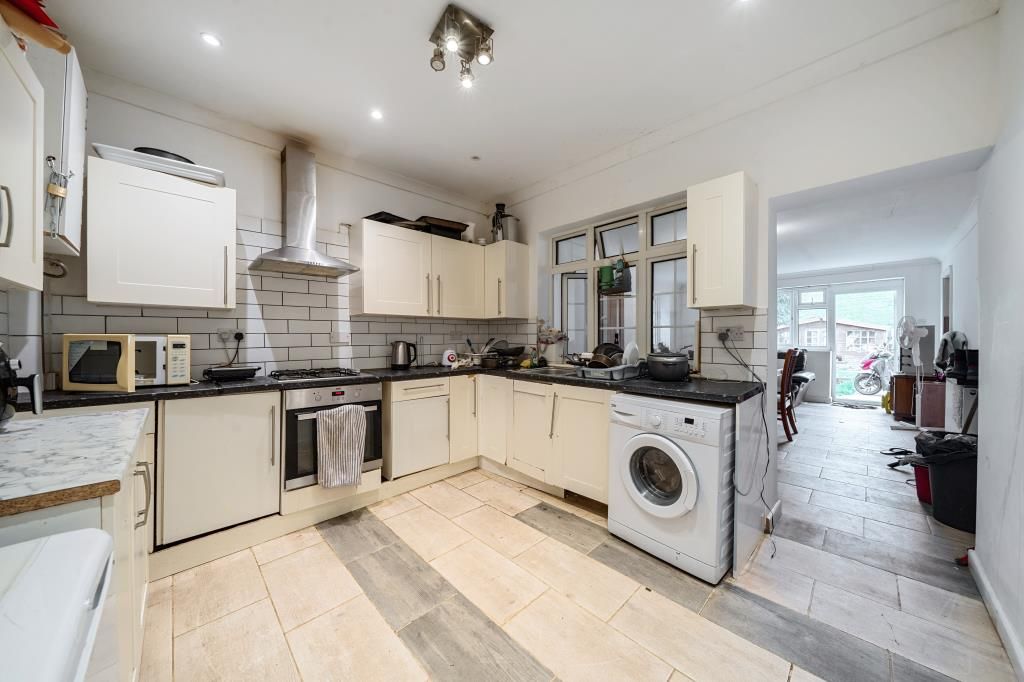 Property photo 3 of 10 Kitchen