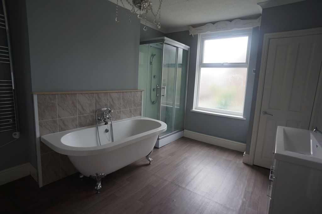 Property photo 3 of 12 Bathroom