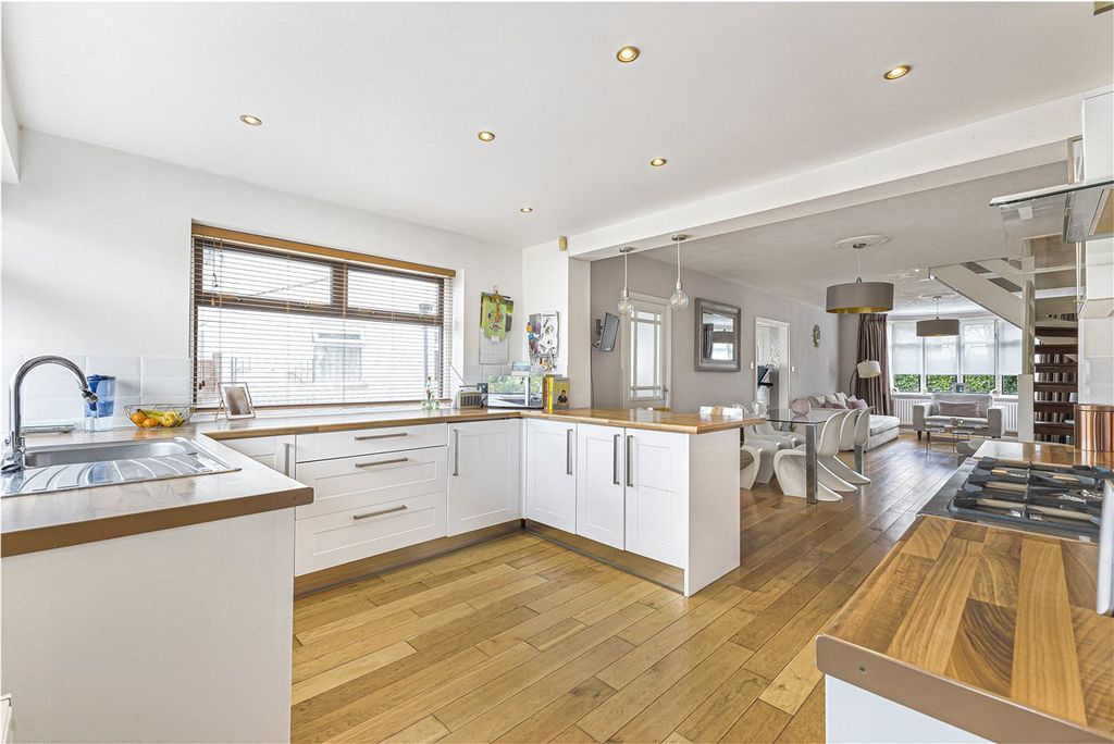 Property photo 3 of 23 Picture No. 17