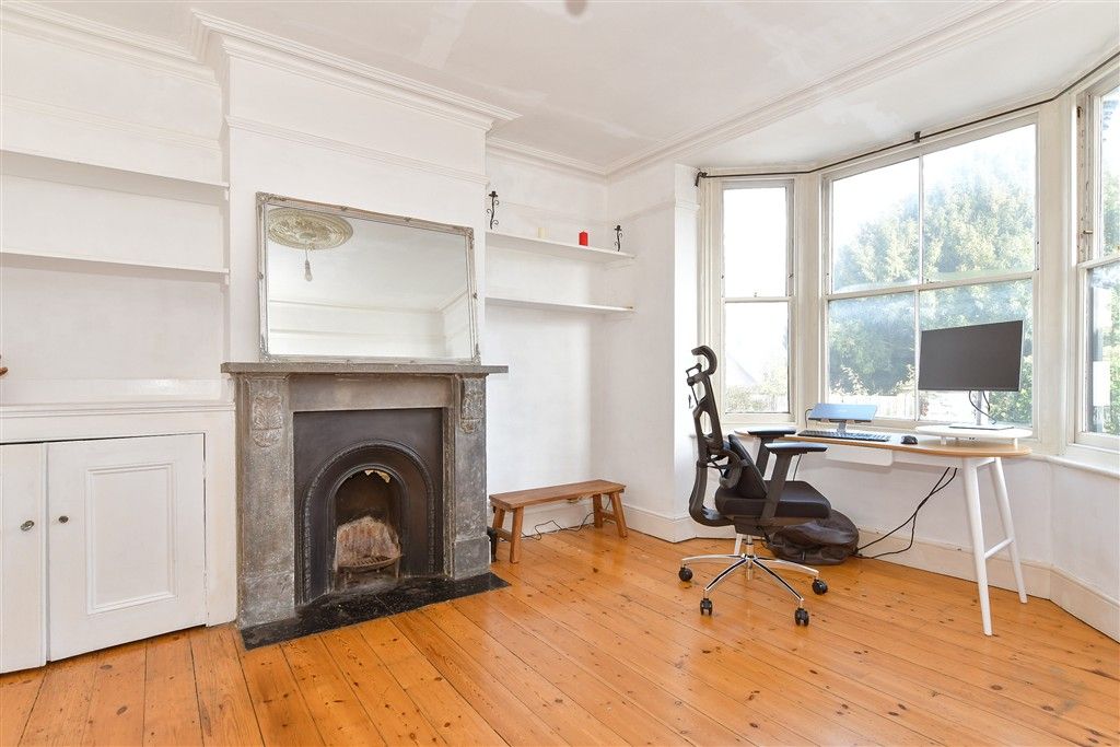 Property photo 3 of 12 Lounge