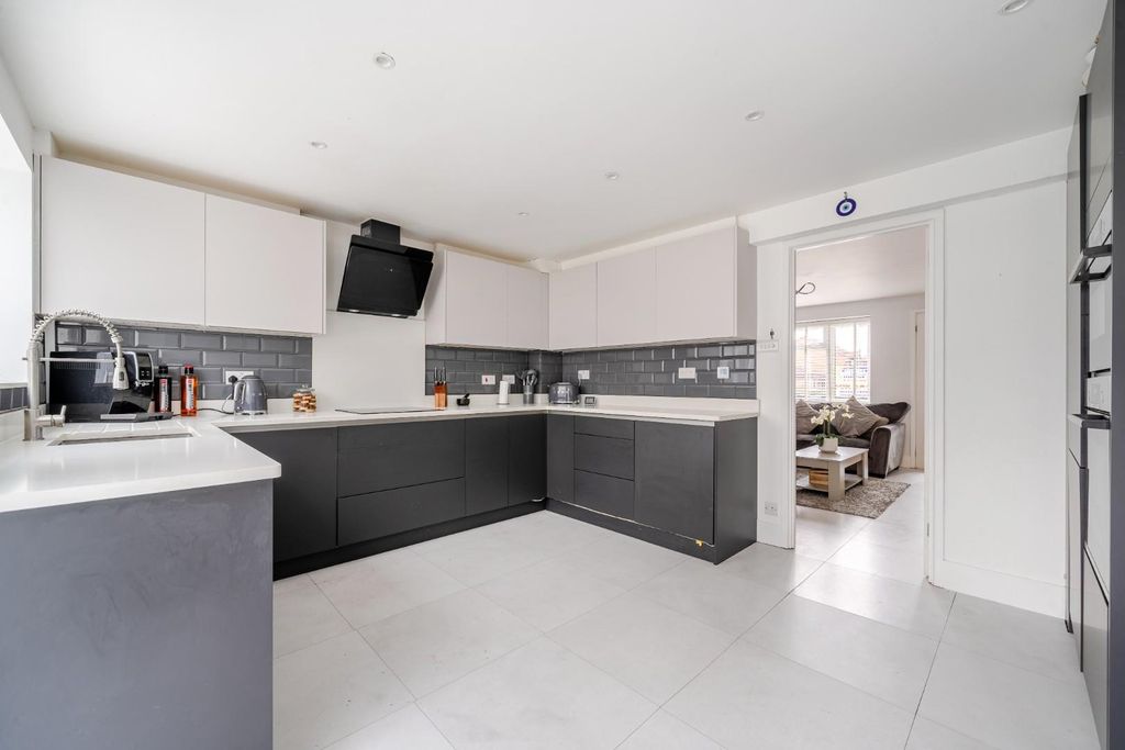 Property photo 2 of 19 1375253-11-690Ded374Aed9.Jpg