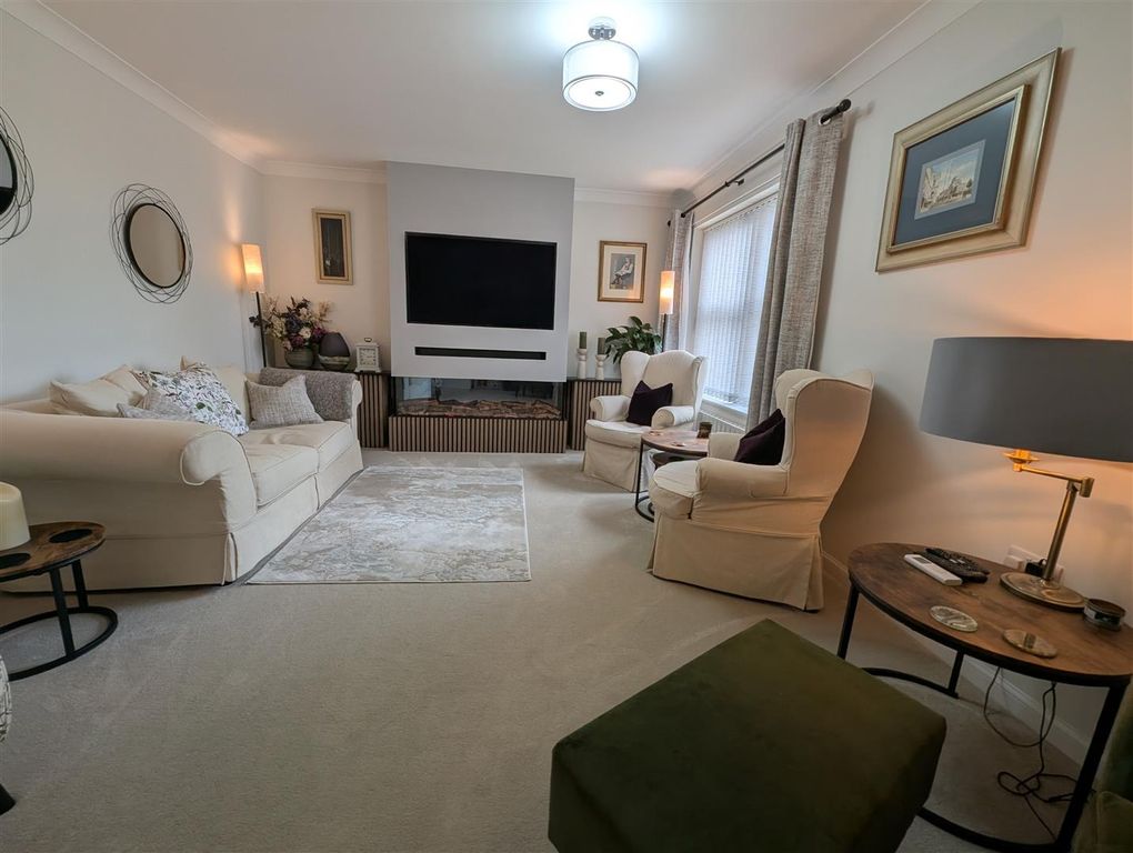 Property photo 2 of 15 Lounge