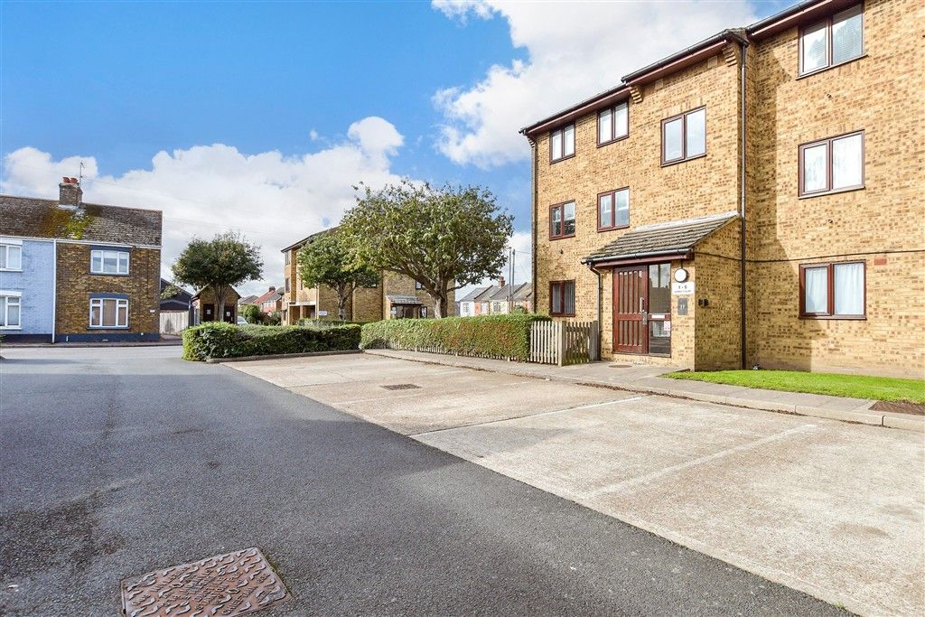 Property photo 2 of 10 Driveway/Parking