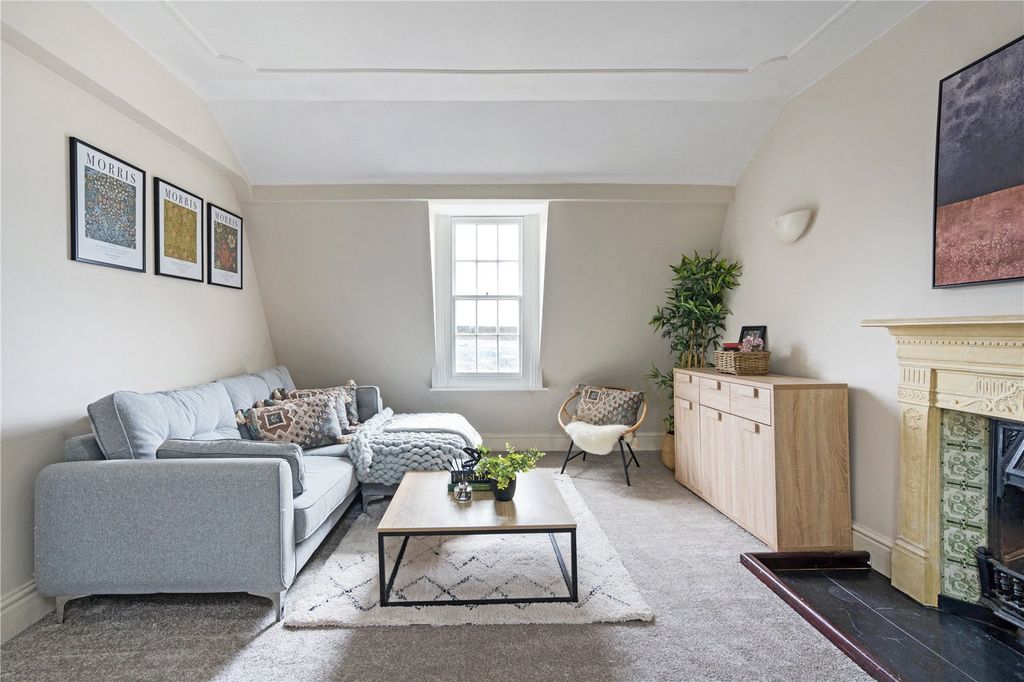Property photo 3 of 11 Sitting Area