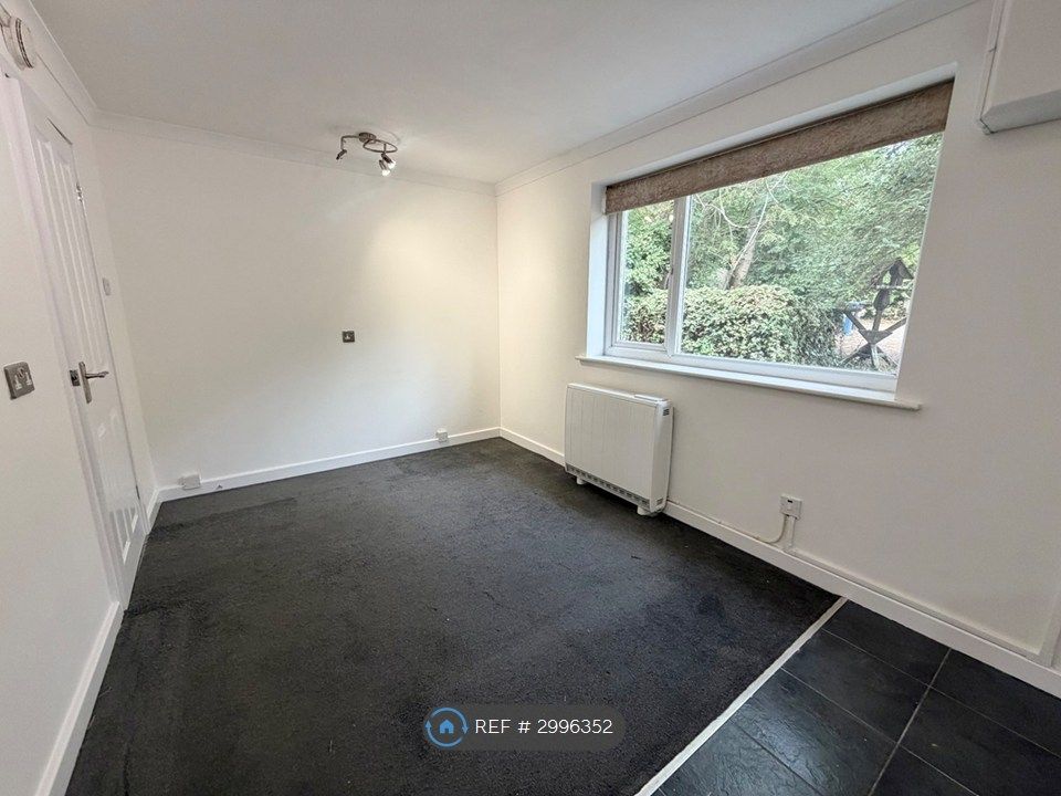 Property photo 3 of 8 Living Space
