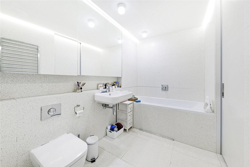 Property photo 3 of 10 Bathroom