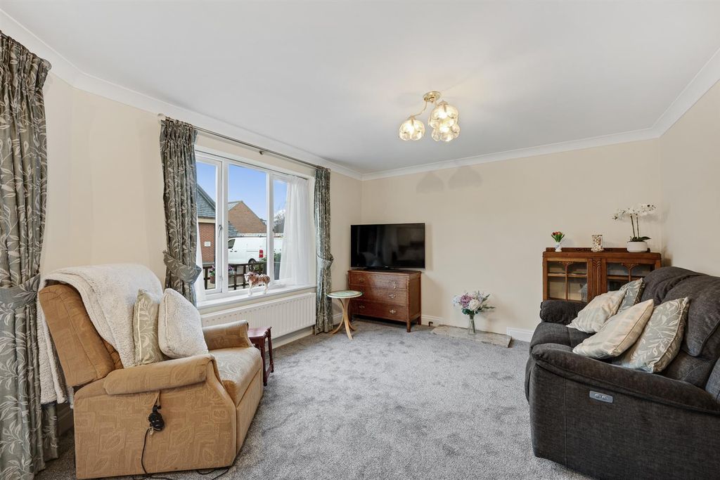 Property photo 2 of 12 Lounge