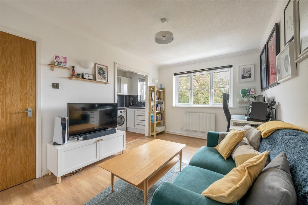 Property photo 2 of 16 High Road Leytonstone, E11