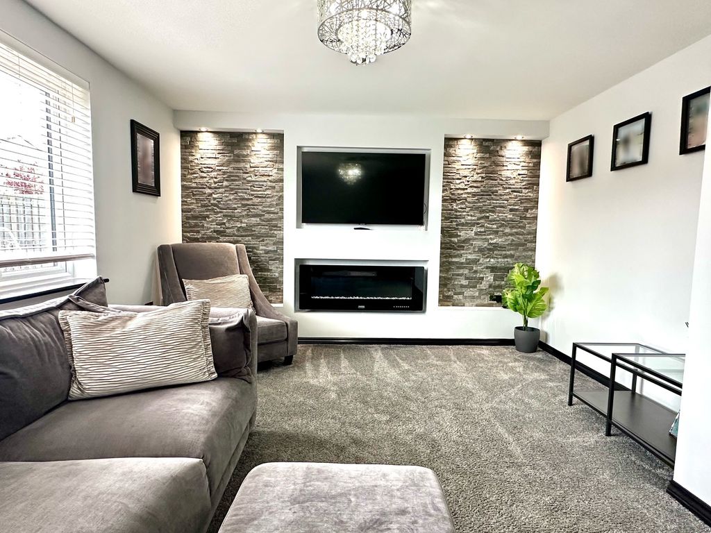 Property photo 2 of 19 Lounge