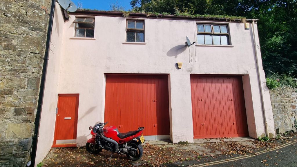 Property photo 1 of 11 2Cb Front 2.Jpeg