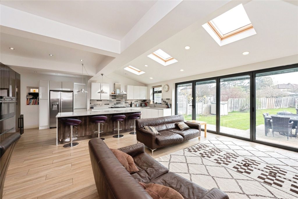 Property photo 3 of 25 Kitchen/Dayroom