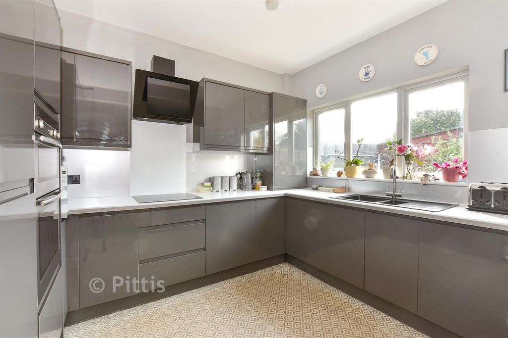 Property photo 3 of 15 Kitchen/Dining Room