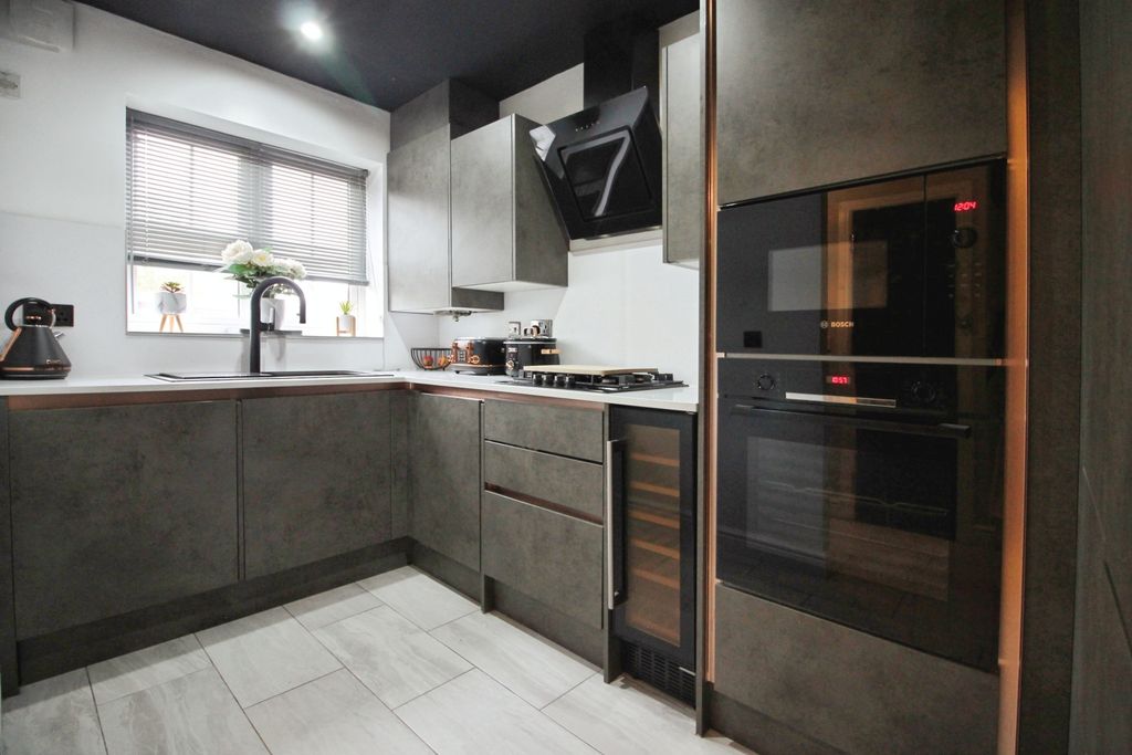 Property photo 2 of 21 Kitchen