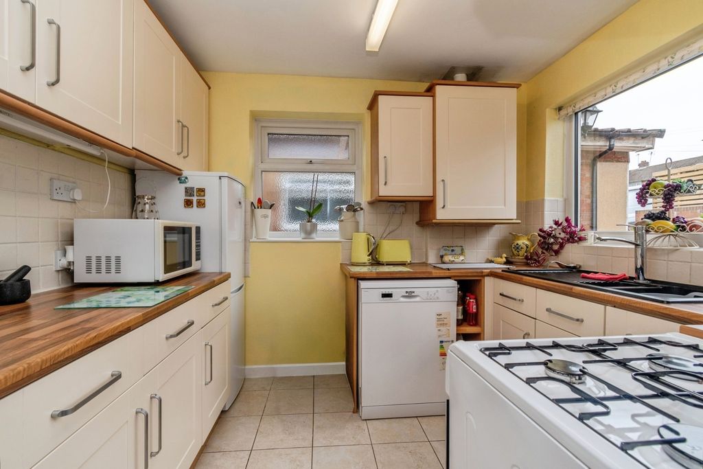 Property photo 3 of 23 Kitchen