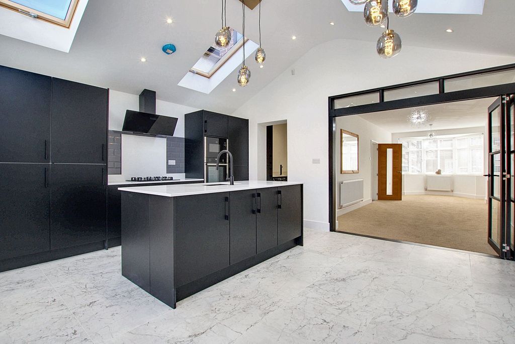 Property photo 2 of 32