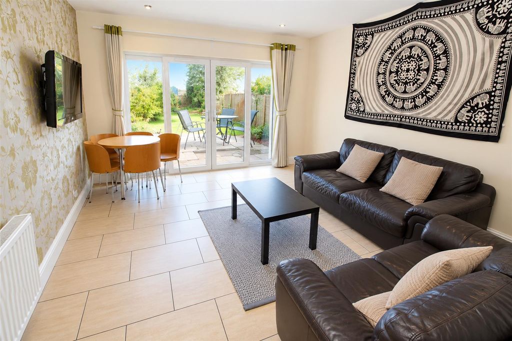 Property photo 2 of 14 F6ce72c5-30Ca-4Fe2-A106-3A8A4Dd5947B.Png