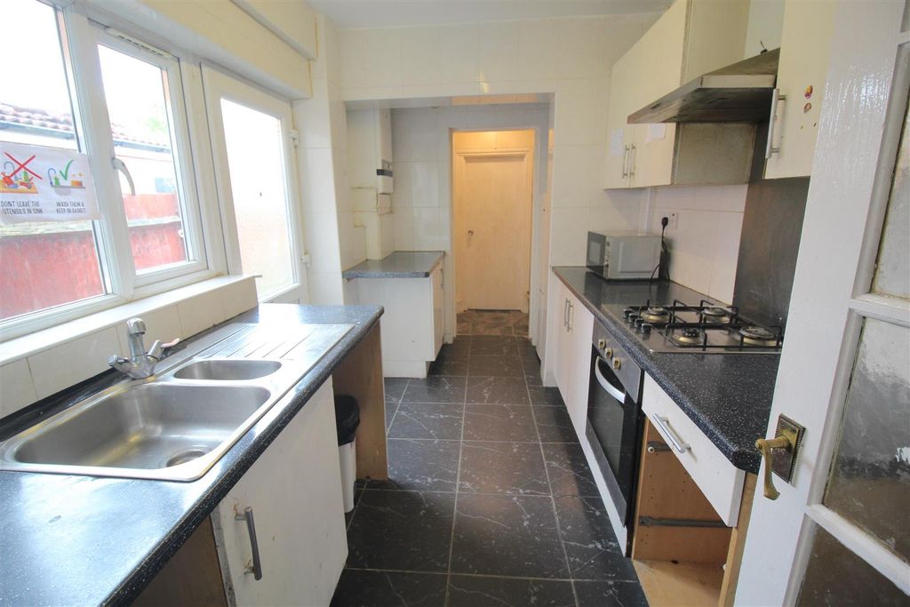 Property photo 3 of 11 Kitchen