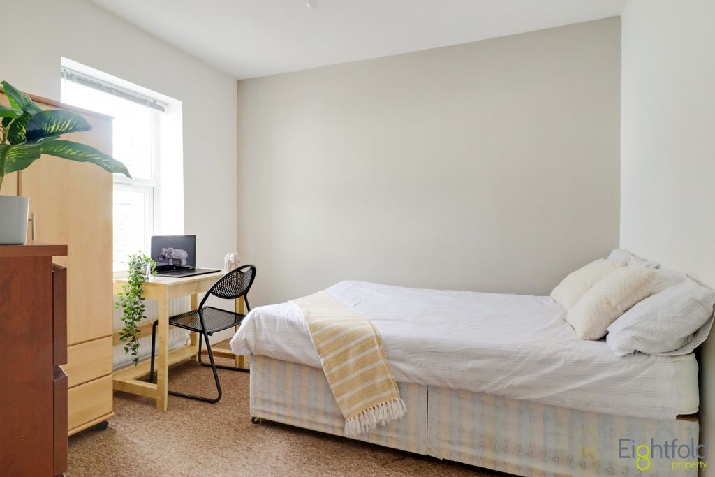 Property photo 3 of 14 Bedroom