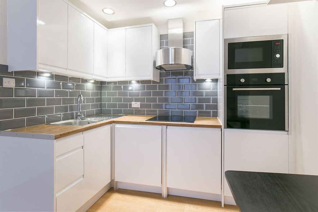 Property photo 3 of 6 Kitchen