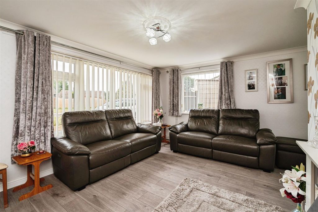 Property photo 2 of 18 Chestnut Carlton Colville  (6).Jpg