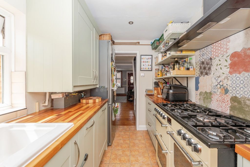 Property photo 2 of 8 Kitchen