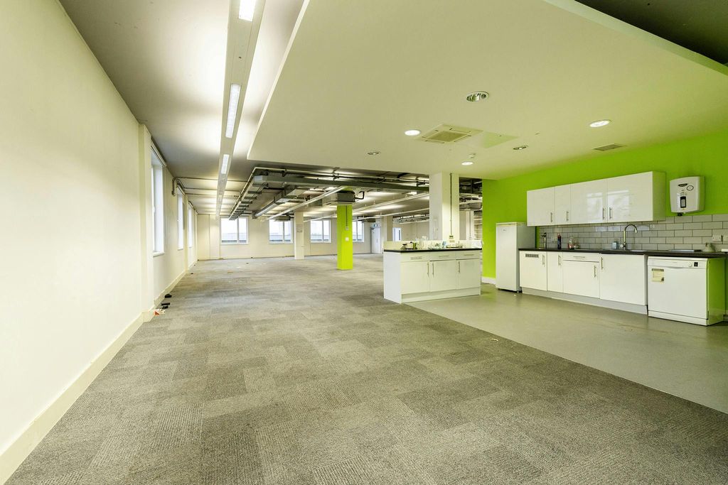 Property photo 2 of 6 7 Newington Barrow Way 8.Jpg
