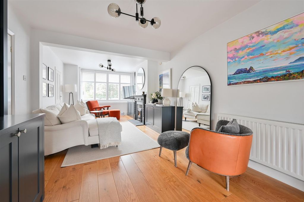 Property photo 2 of 12 4 Glemsford Drive-7.Jpg