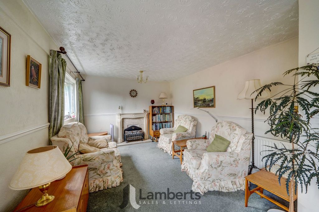 Property photo 2 of 17 Lounge