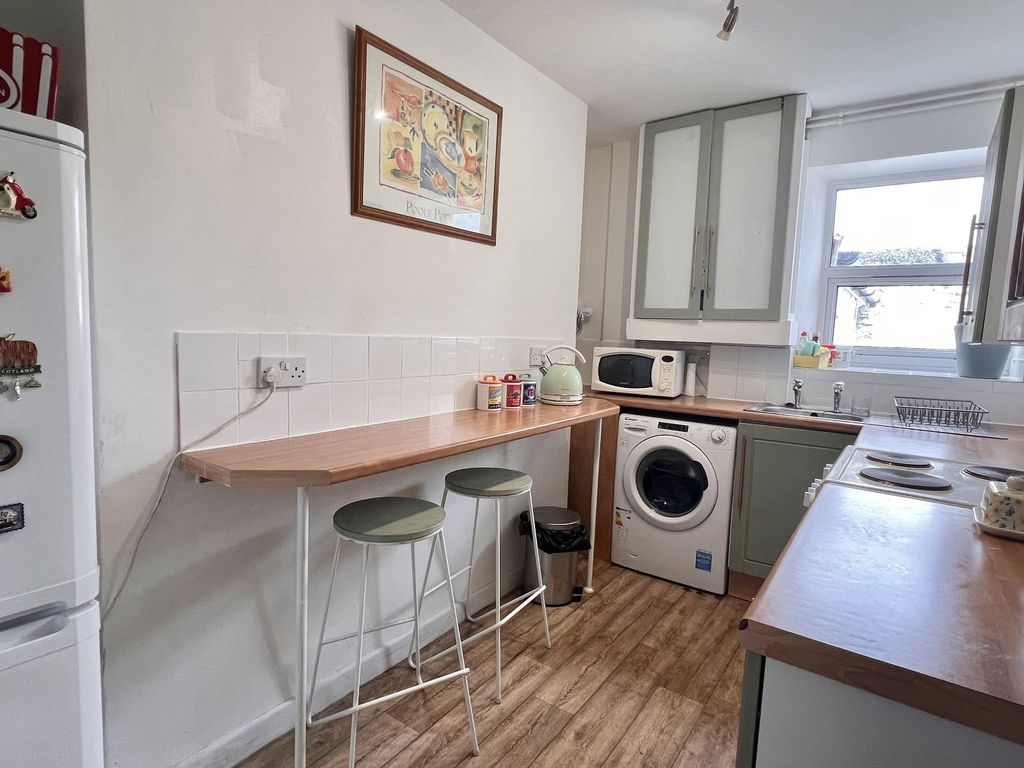 Property photo 3 of 8 Kitchen