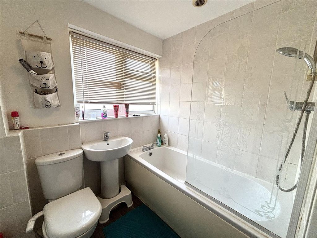 Property photo 2 of 8 Bathroom