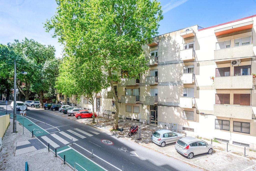 Property photo 1 of 24 Charming T2 With Expansive View In Lumiar
