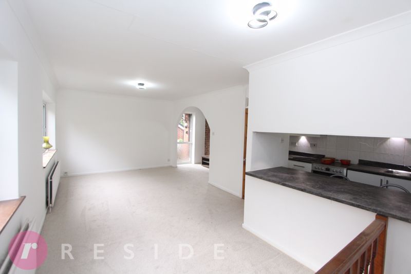 Property photo 3 of 19 Lounge / Dining Area