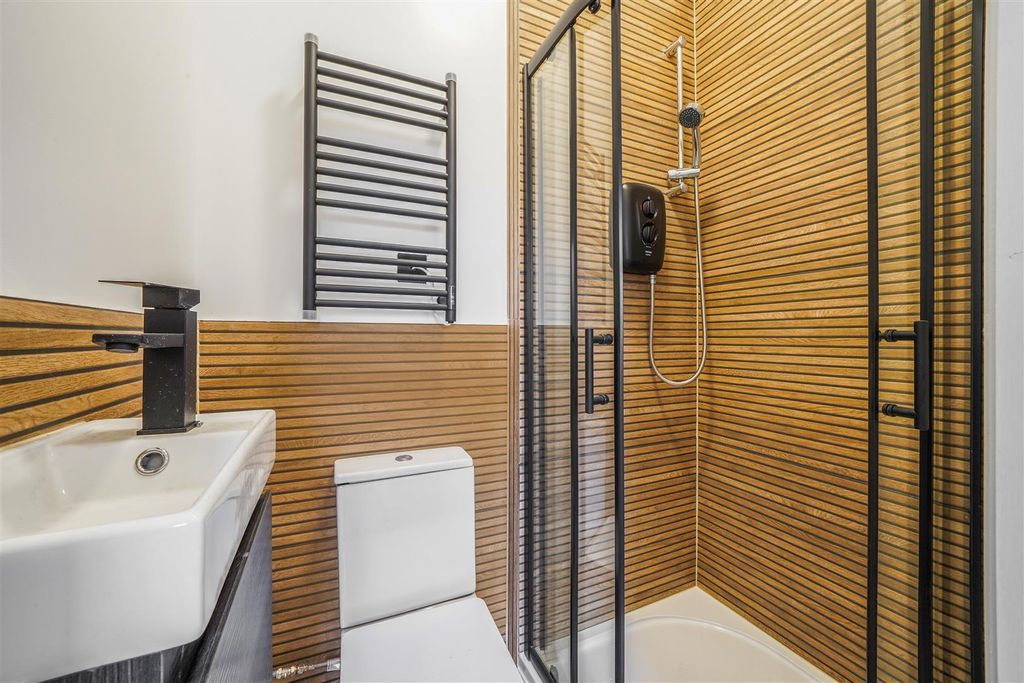 Property photo 3 of 6 En Suite Bathroom
