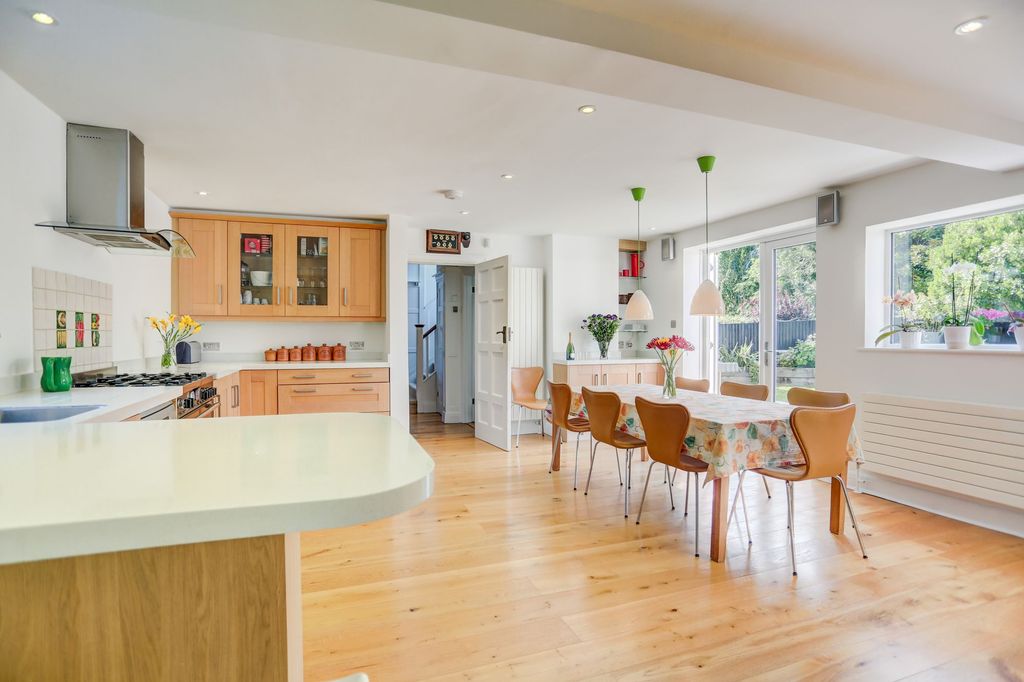 Property photo 2 of 32