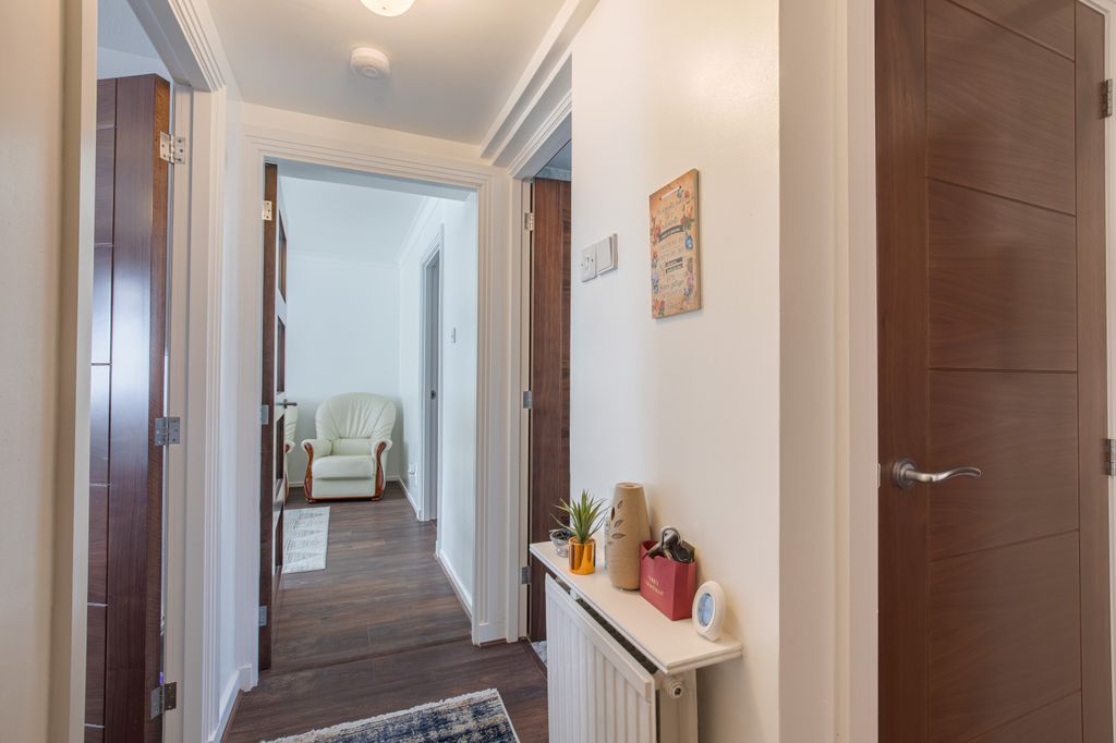 Property photo 2 of 9 Hallway