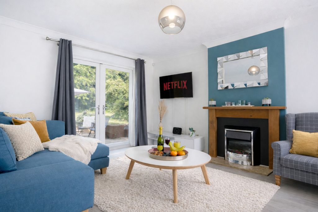 Property photo 1 of 21 Living Room