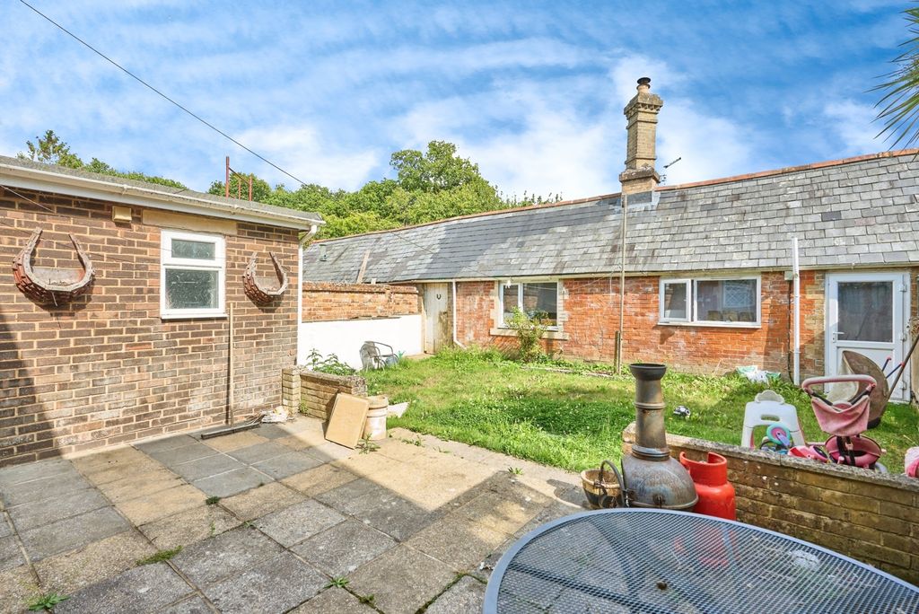 Property photo 2 of 16 Garden &amp; Annexe