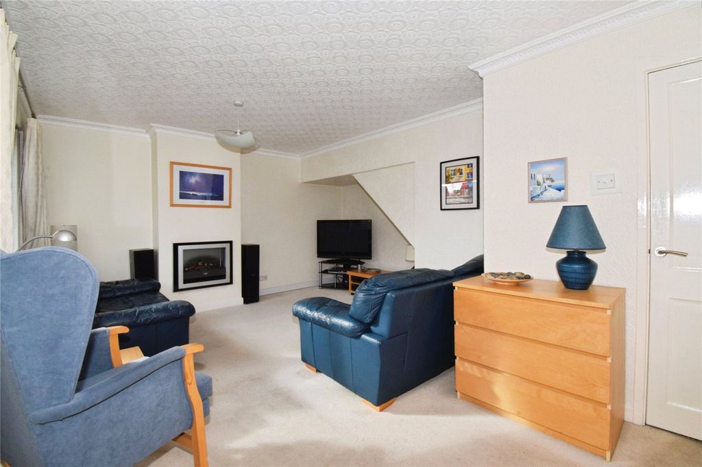 Property photo 2 of 19 Lounge