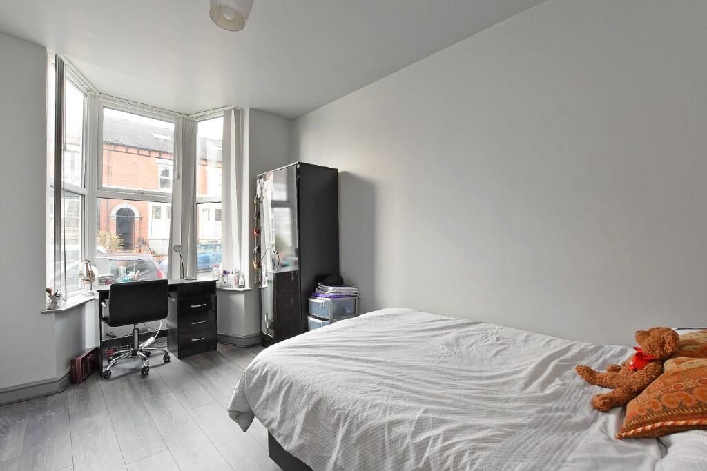Property photo 1 of 9 Bright And Tidy Double Bedroom Featuring A Large B...
