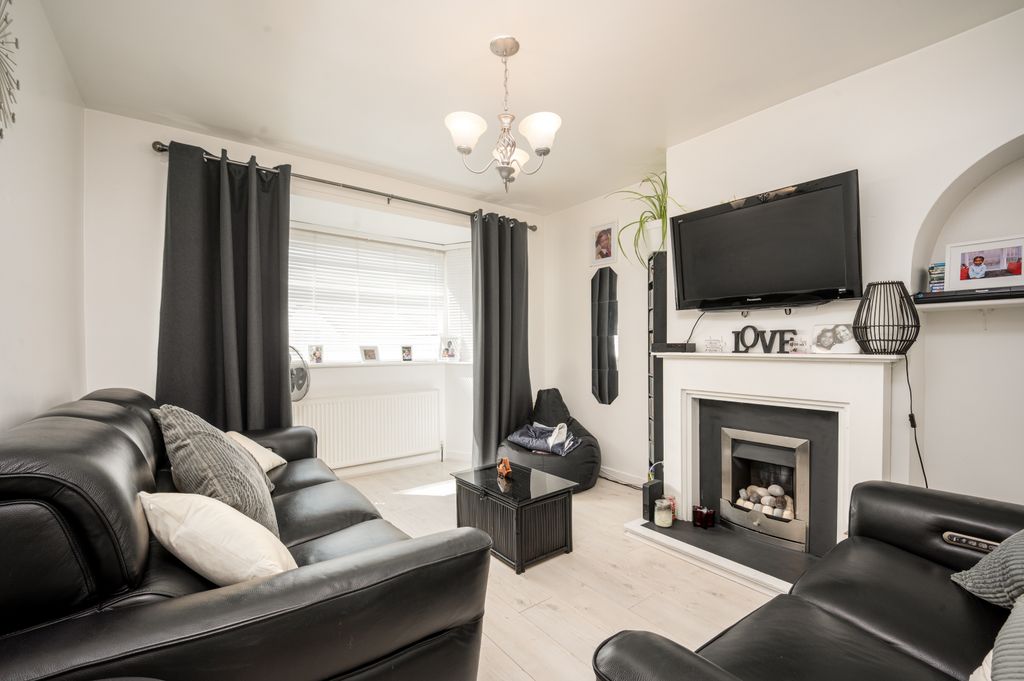 Property photo 2 of 27 04