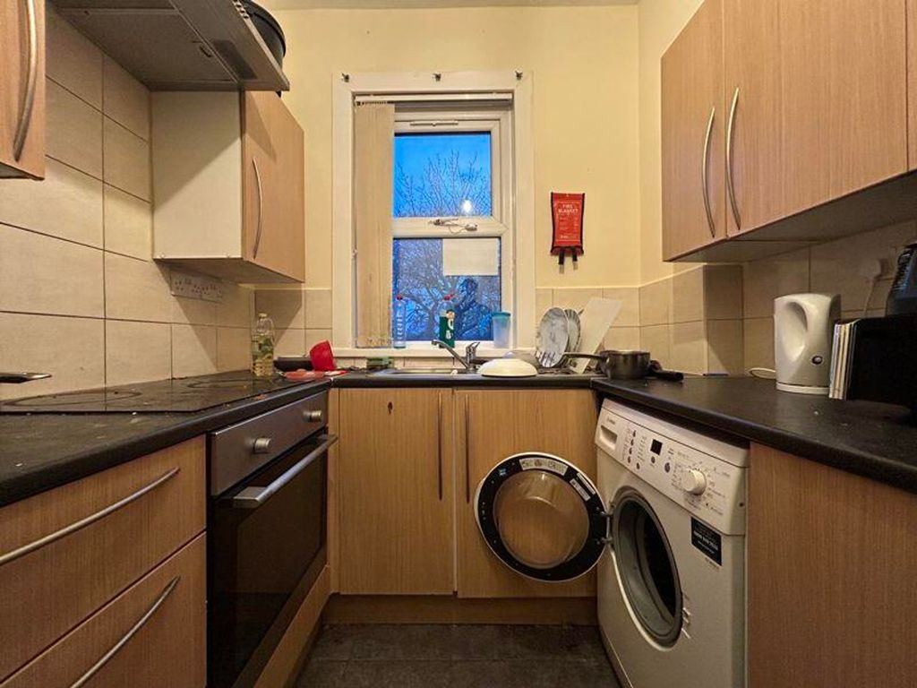 Property photo 1 of 5 A Cozy Kitchenette With Essential Appliances, Perf...